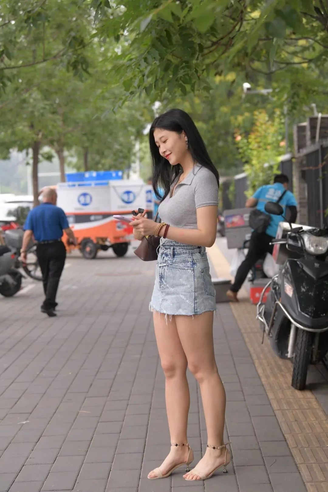 绒裤 牛仔裙高跟鞋,搭配灰色T恤,时尚减龄