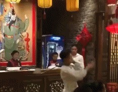 |搞笑GIF：说出来你可能不信 我今天被一个小女孩骗了