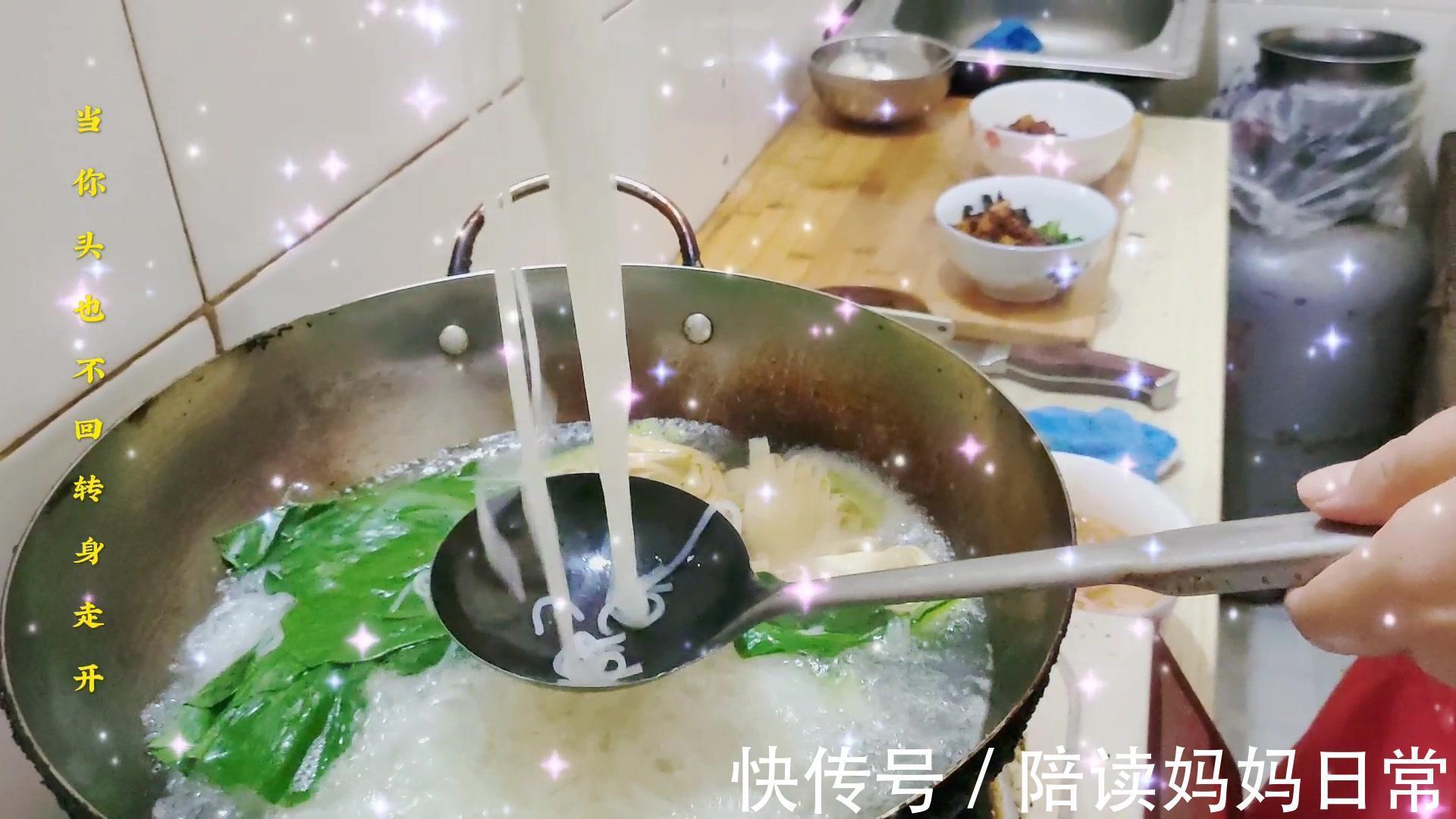 好吃|手把手教你在家做麻辣米线，麻辣味十足，色香味俱全，好吃到停不下来