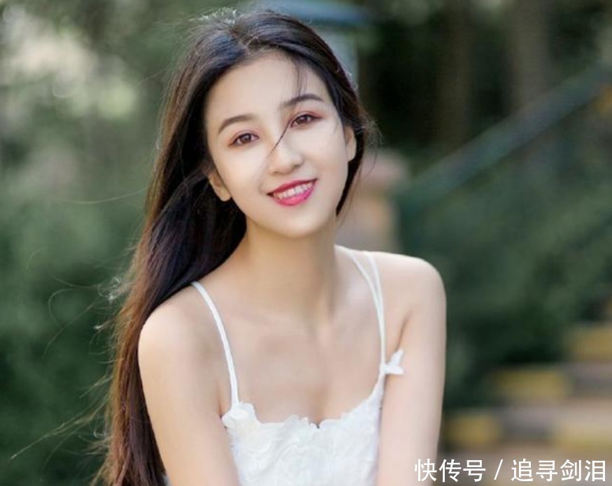 笑容|她被称作最清纯的女孩,娇美容颜配上纯白连衣裙,笑容更是甜美