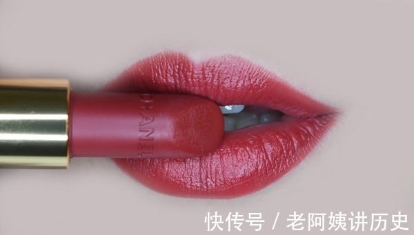 阿玛尼 姨妈色、吃土色、吃小孩色……这些热门口红颜色“黑话”,哪个是你的菜?