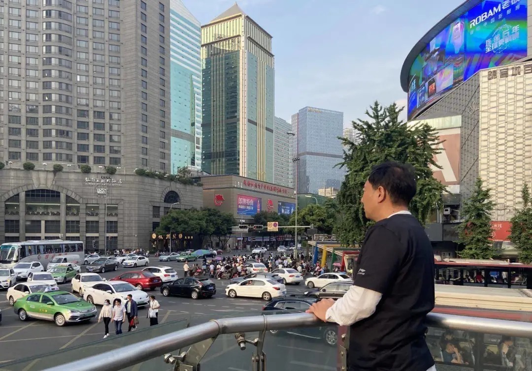 节目|「最可怜的名人」谭乔,在等待中失去自己