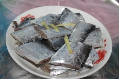 炸带鱼时裹面糊沾面粉都不对，饭店都是这么做的，酥脆好吃不油腻