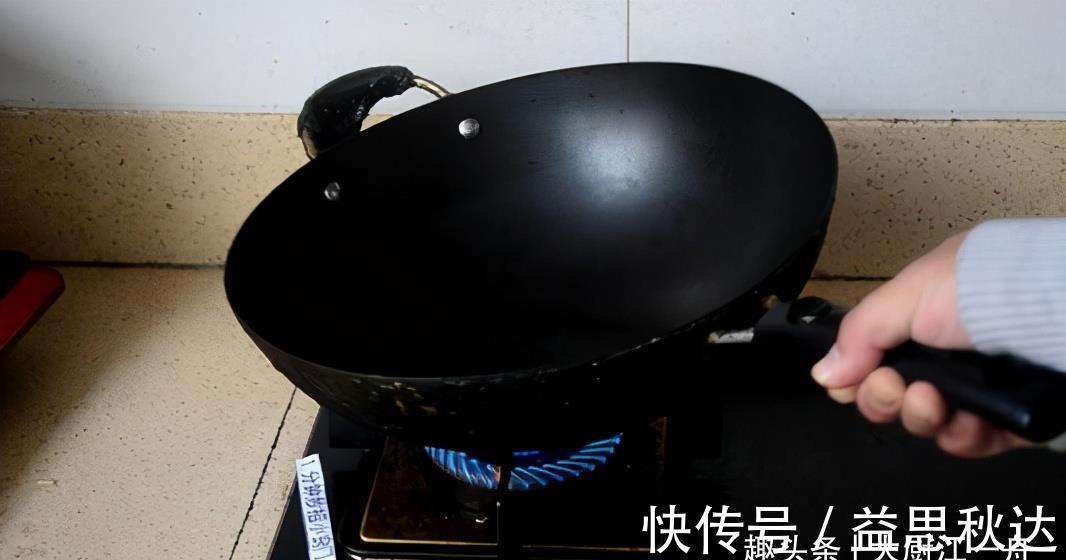 家里铁锅用久了，油污洗不掉？大厨教你一招，铁锅油污轻松去除