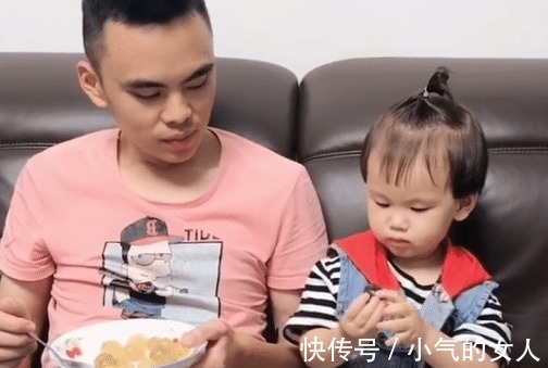 偷吃|奶爸趁娃不注意“偷吃”,萌娃发现后“给一巴掌”的反应绝了