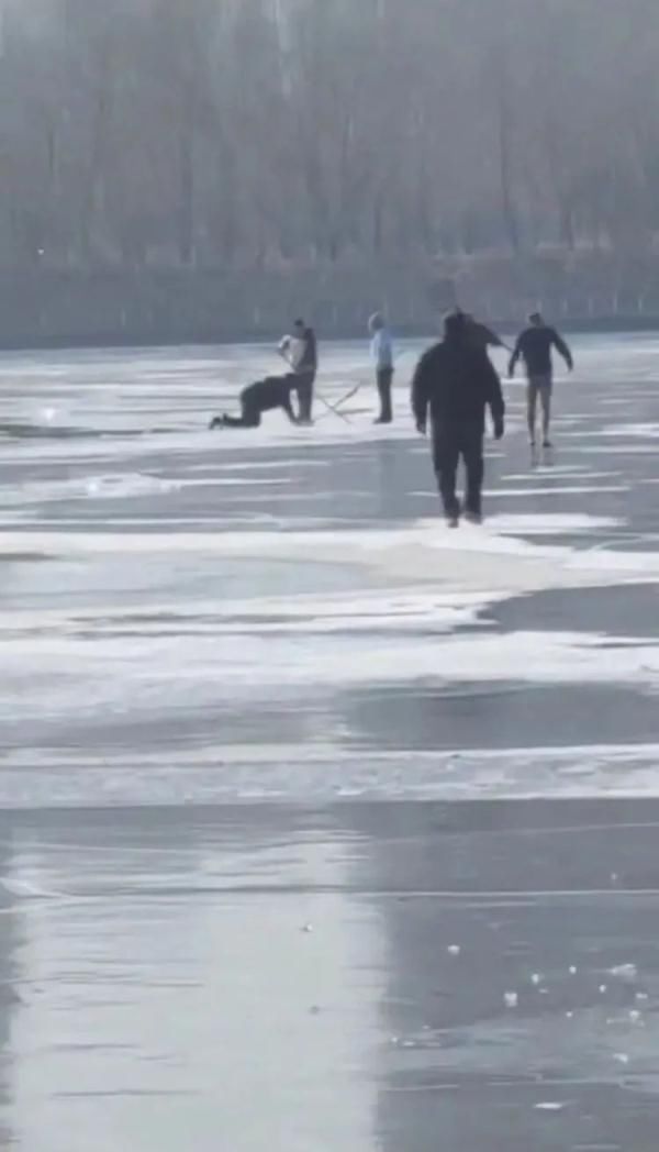 冰面|沈水湾冰面有人落水！沈阳大哥穿着泳裤一路狂奔……