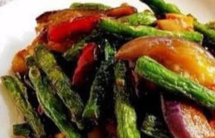 美食推荐：大蒜炒平菇，糖醋排骨，辣子鸡翅，土豆烧排骨的做法