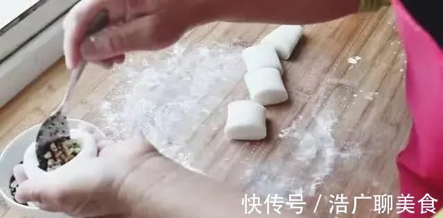 糯米粉最好吃的做法,开水一烫,大刀一切,全家人都有爱吃
