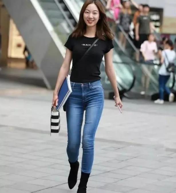 街拍:时尚姐妹花,靓丽的格子裙简洁唯美,穿起来很显年轻