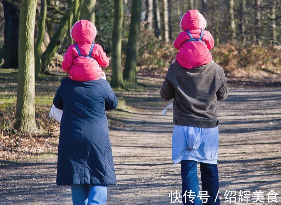 中间人|姐姐揪着弟弟耳朵“骑马”，被抓包后反应亮了，网友：这娃有前途