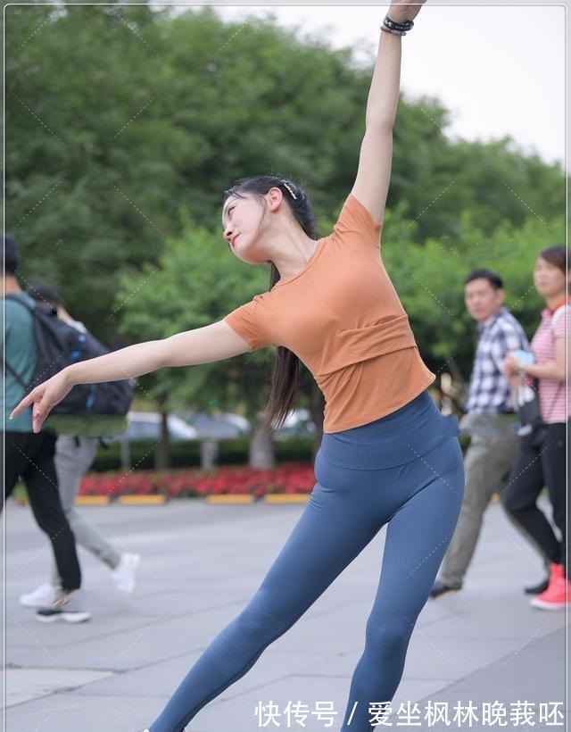 美女 别具一格的打底裤美得别致有气质,随性又自在!