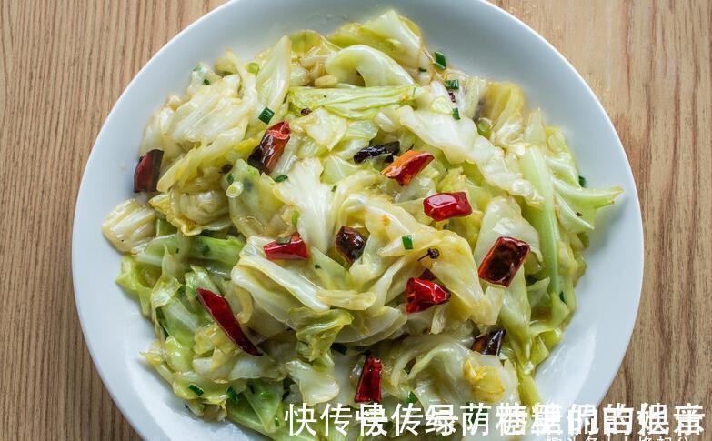做手撕包菜，不要直接下锅炒，多加1步骤，又香又脆，吃着真下饭