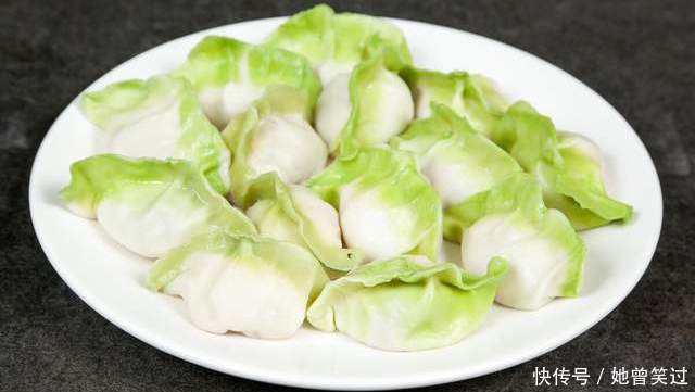 白菜饺子调馅有诀窍,照着做,白菜不出水,饺子鲜嫩多汁味道好