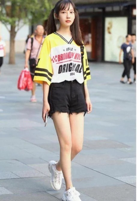 小姐姐|街拍:灰色吊带搭配格纹短裙的小姐姐,肤如凝脂,秀色可餐