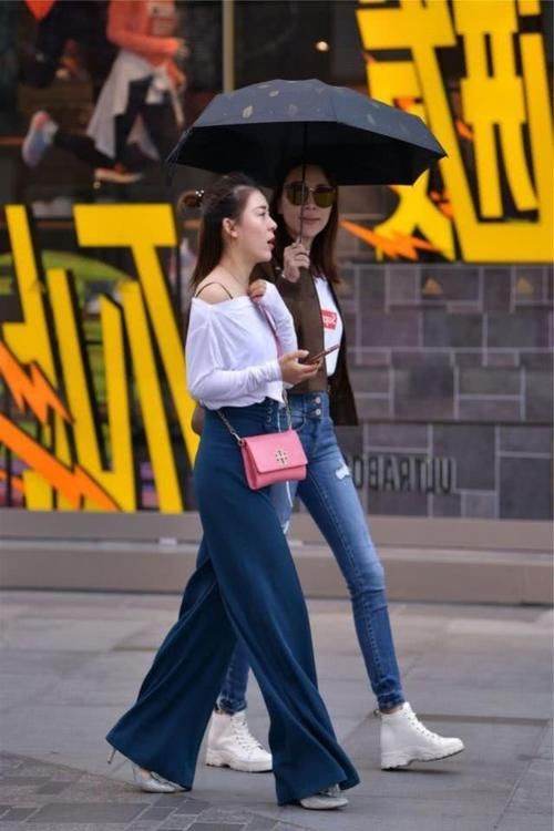 路人街拍，美女穿黑白色竖条格的小衫，轻松穿出魅力的女人味