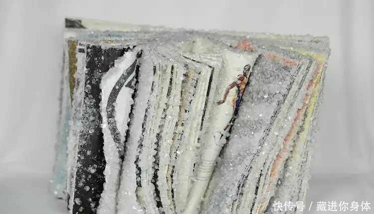 亚历克西斯·&她创作雕塑时“开挂”了:把书丢进水里,等2天作品就完成了