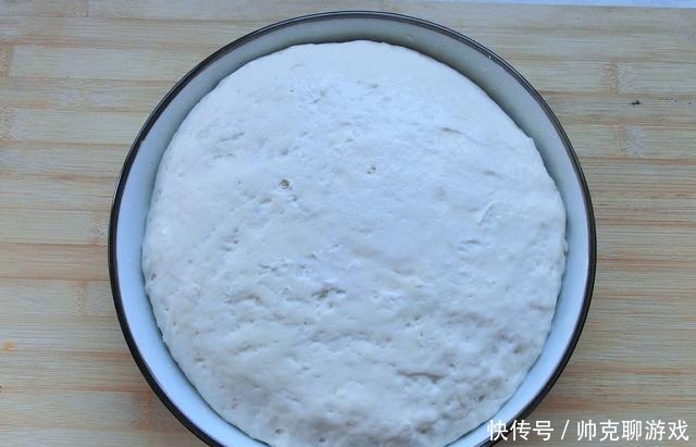 蒸包子时，记得不要只加酵母，面里加2样，包子又白又软又香又甜