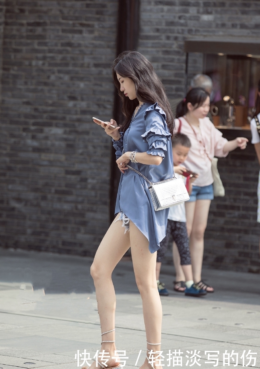 气质|街拍:开叉连衣裙长度恰到好处,将小姐姐的气质展现的淋漓尽致!