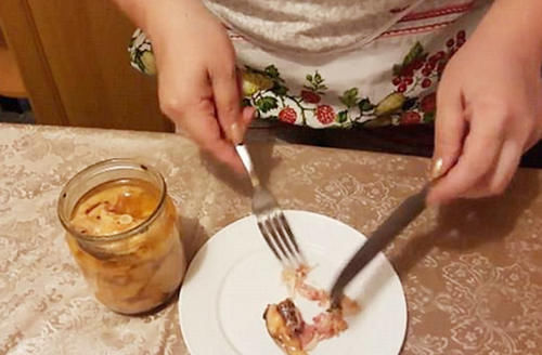 女孩把10斤鱼,切好塞玻璃瓶里,不加一滴水,半年后打开“懵”了