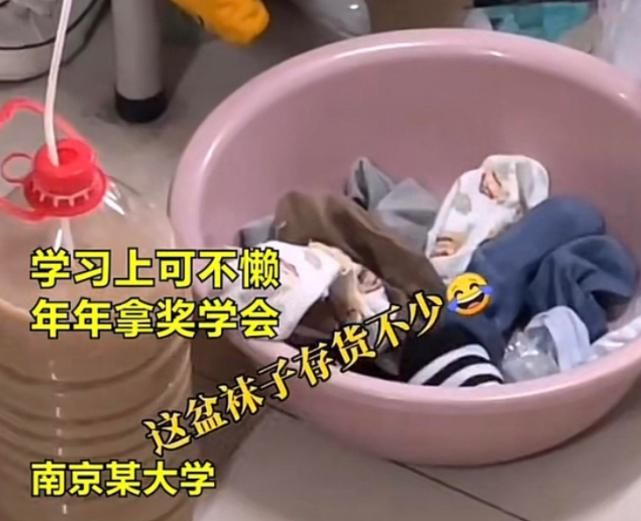 女大学生因“懒”出名，自制“零食帘”吃喝在床上，臭袜子攒一盆