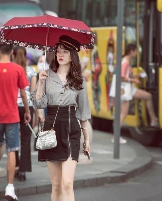 街拍柔美娇俏的小姐姐，秀出青春活力范，笑容甜美可爱