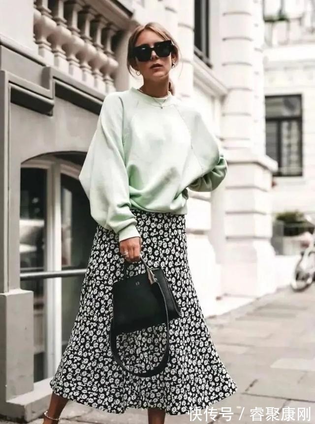 随性|卫衣+半裙=早秋最火混搭套路，时髦又有女人味