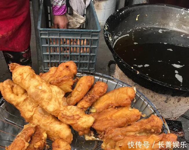 七旬老汉炸油条三十年,一根价格顶别人三根,每天早上摊前挤满人
