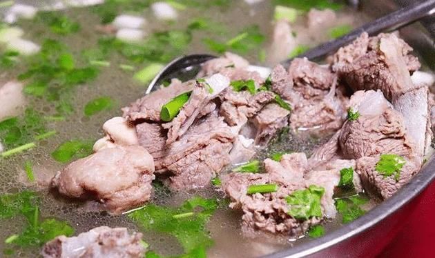  炖羊肉，调料不是越多越好！只加2样，羊肉软烂羊汤鲜美，没膻味