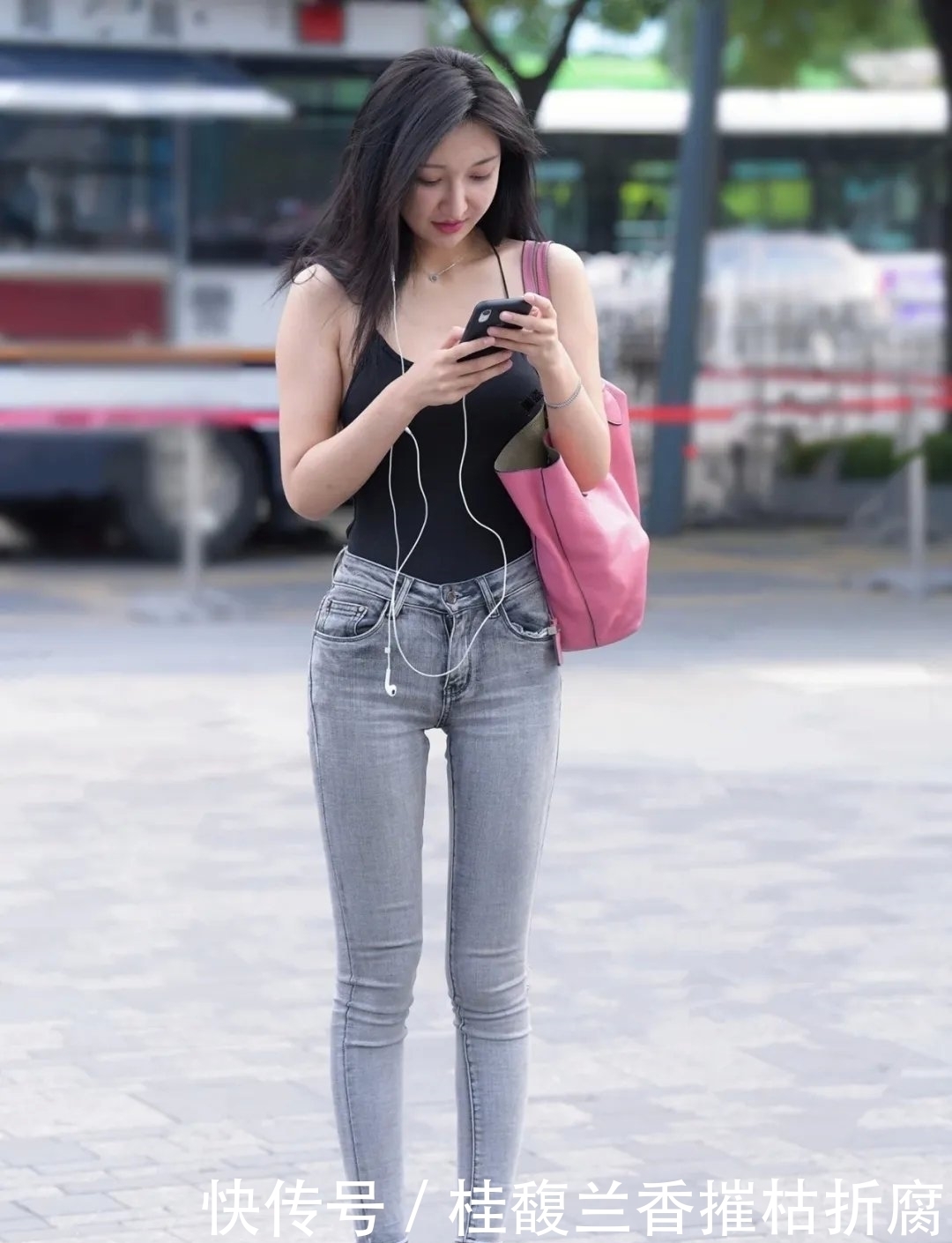 牛仔裤|大长腿配上修身牛仔裤名模范十足,曲线高挑,让人百看不厌