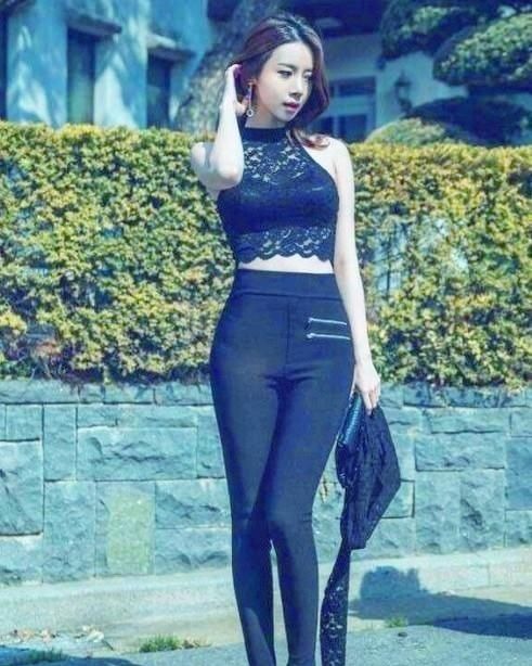 搭配 女神搭配:气质迷人的紧身打底裤小姐姐,简约而不简单