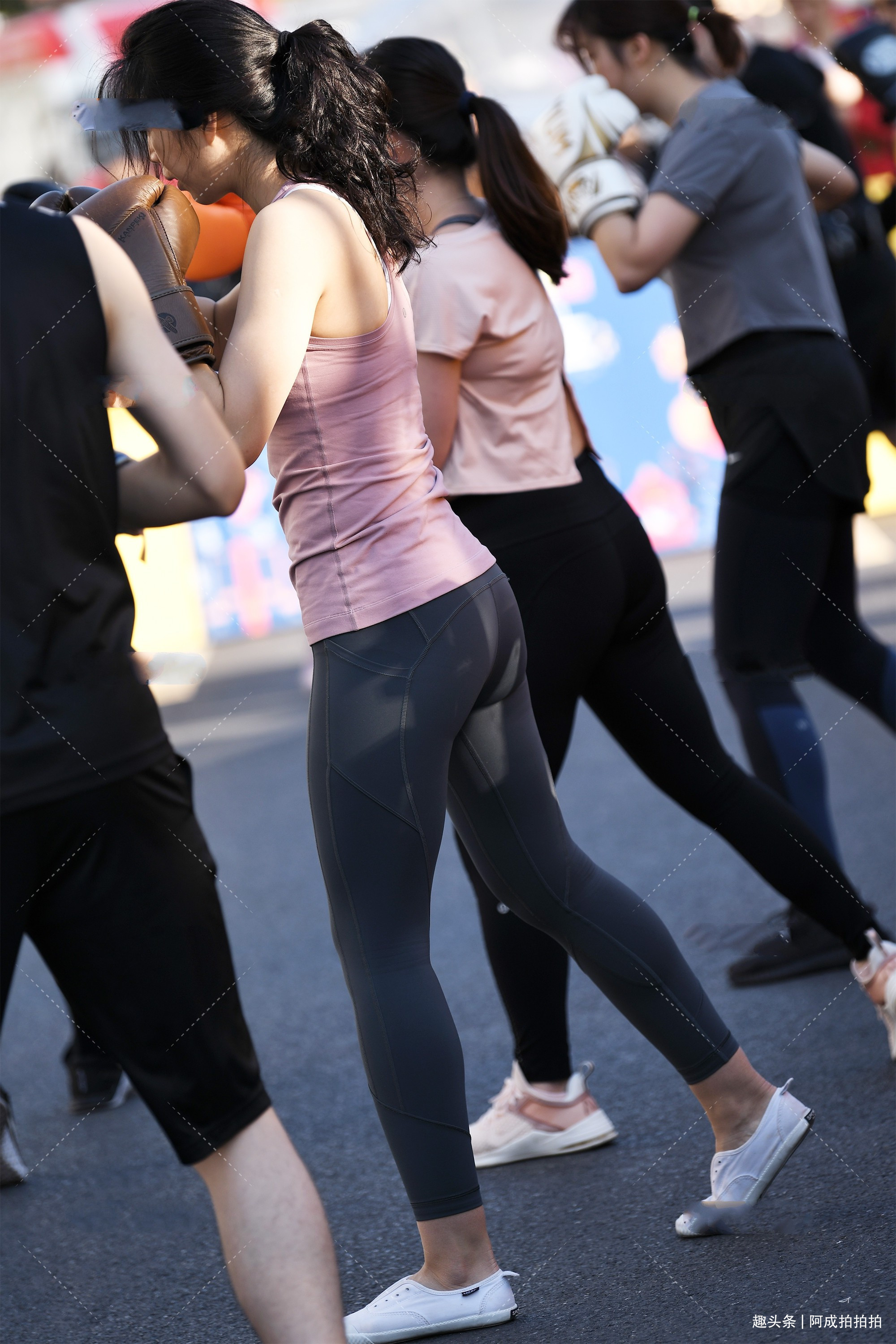 阿成 背心搭配运动裤,锻炼的时候可以穿,日常生活中也能这样穿