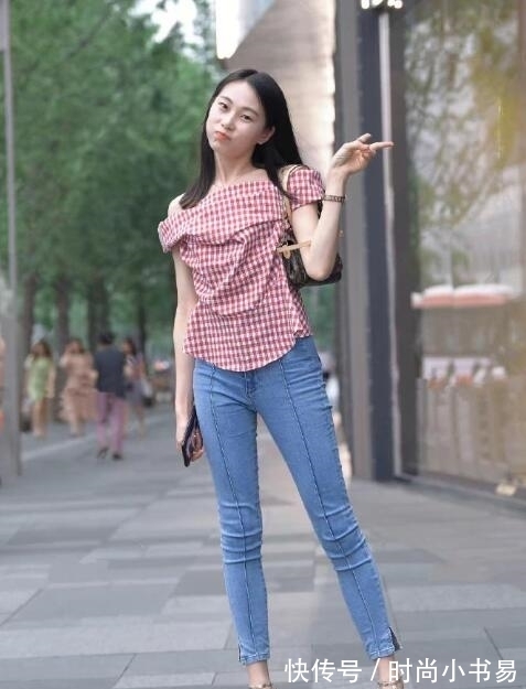 高跟鞋 百搭牛仔裤搭配单肩格纹衬衫,让你气质焕然一新