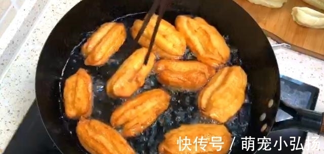保鲜膜|1碗面粉,1个鸡蛋,就能在家做油条,不用泡打粉,比买的好吃百倍