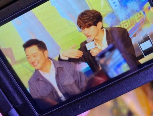 《奔跑吧》发布会现场图，黄旭熙乖巧，蔡徐坤英俊，baby生图比精修还要美