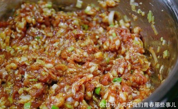 鲜嫩|调肉饺子馅别加料酒！记住“盐水油”3步，咬一口满嘴油，香喷喷