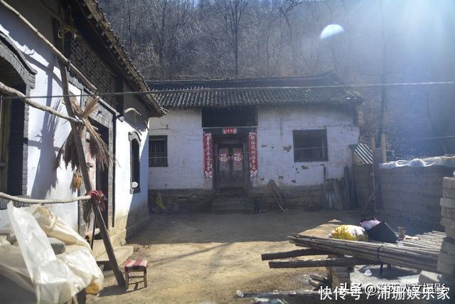 中年|山村百余口如今就剩5个人，隔沟相望的两户邻居，过成一家亲