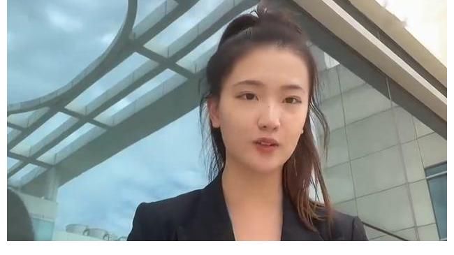 难道只有我一个人觉得董明珠的秘书长得像咬桌子的徐英子吗？