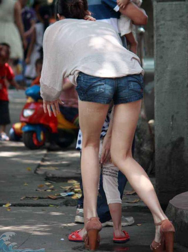 小情绪|“倔强母子”火了,大街上间隔三米僵持许久,网友:谁也不服谁