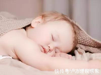爸妈们|3个月侧睡,6个月平躺宝宝睡觉姿势有讲究,爸妈们快看