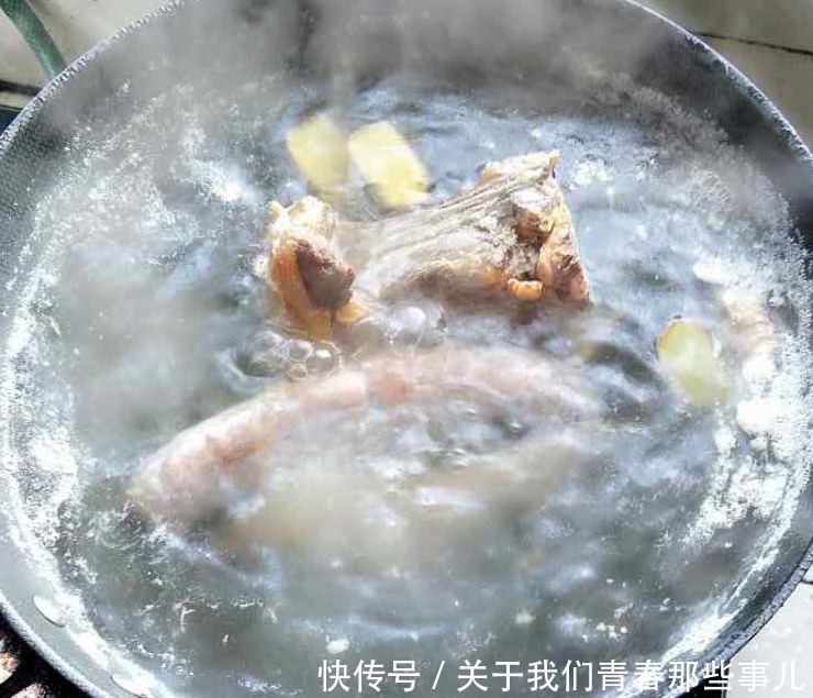 炒腊肉又干又硬?错在第1步,下锅前多做1步,香软有嚼劲,真好吃