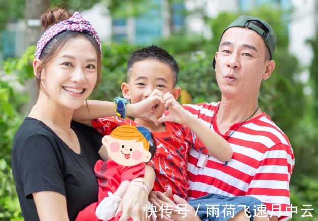hoho|爱国先锋！陈小春1岁半小儿子正面照曝光，手执国旗开心挥舞狂奔