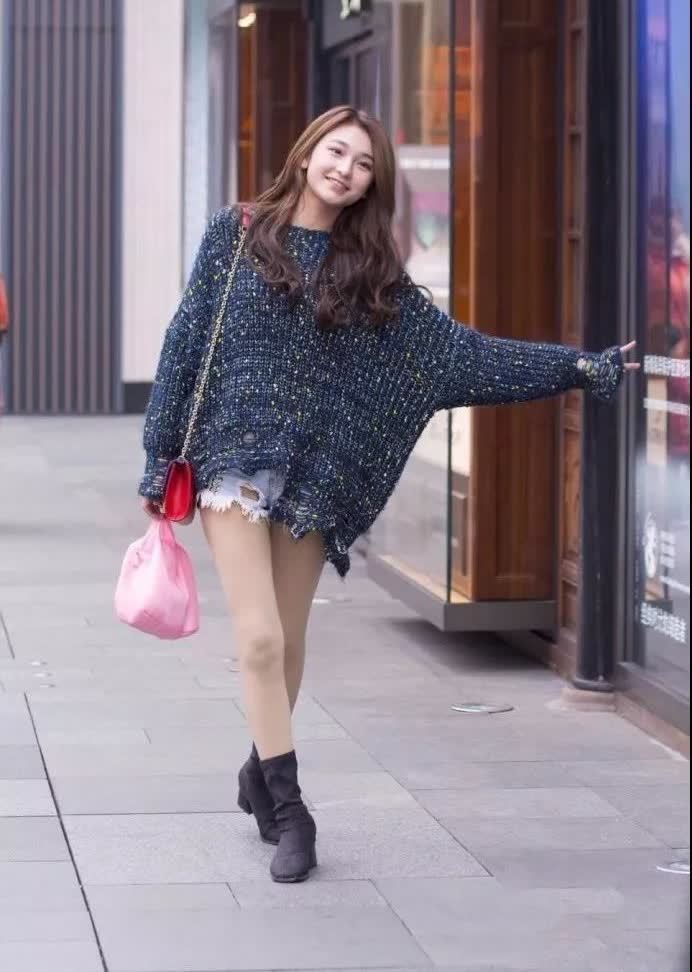 高跟鞋|身穿修身连衣裙,简约中透着沉稳优雅的气质,甜美气息就无人能挡