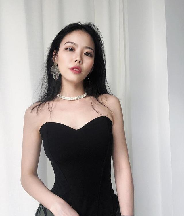 蓝色 美女脚上搭配一双一字带的高跟凉鞋,让她显得气质又靓丽