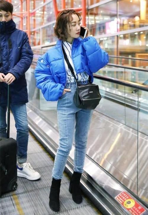 最近火了一种穿法叫“羽绒服+裸靴”，时髦又好看，小个子也合适