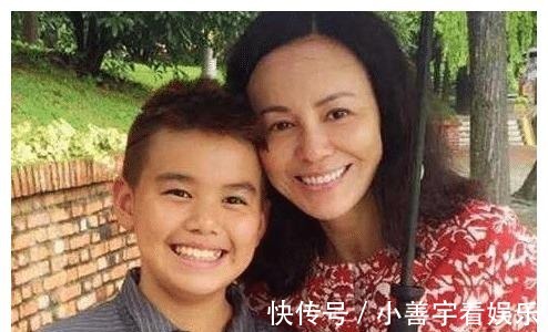 王琳在节目中下跪，惹全场变脸，雪姨一点都不“雪姨”