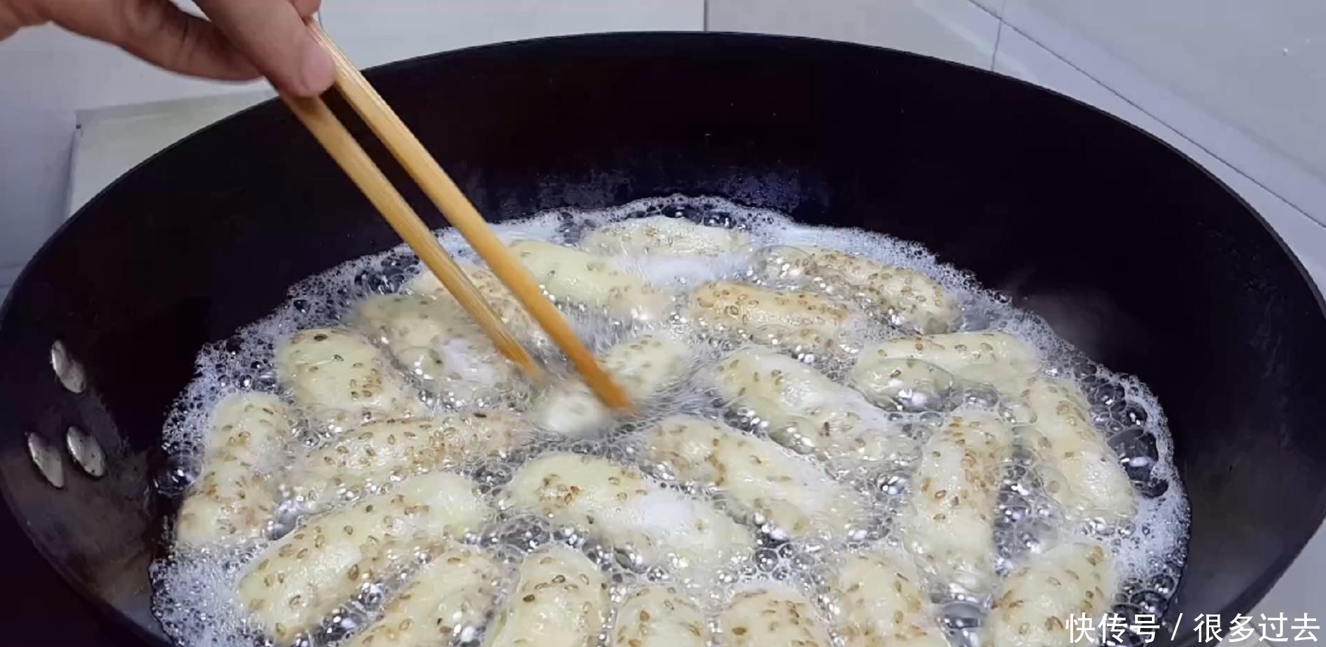 面粉别炸油条了，加3个鸡蛋，个个松软又空心，比麻花面包还好吃