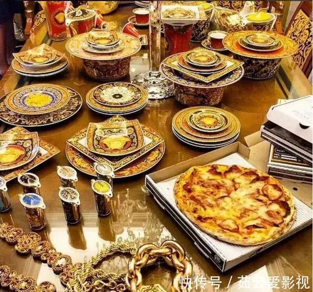 泰国母子炫富，珠宝论斤戴，包包堆成山，品味奇特