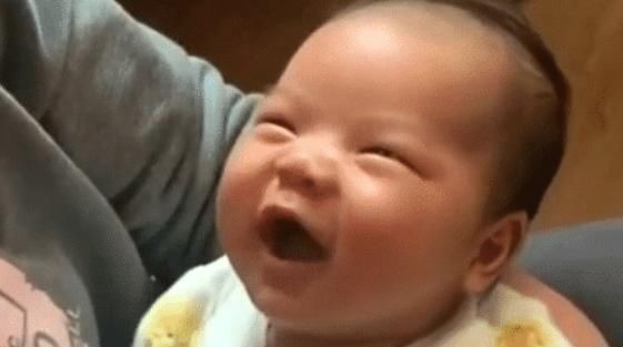 喜笑颜|萌娃“神变脸”走红网络,回头看见爸爸后,表情也是绝了