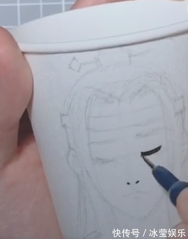 蓝忘机@美术生在纸杯上画蓝忘机,倒上水后瞬间活了,这画面也太悲伤
