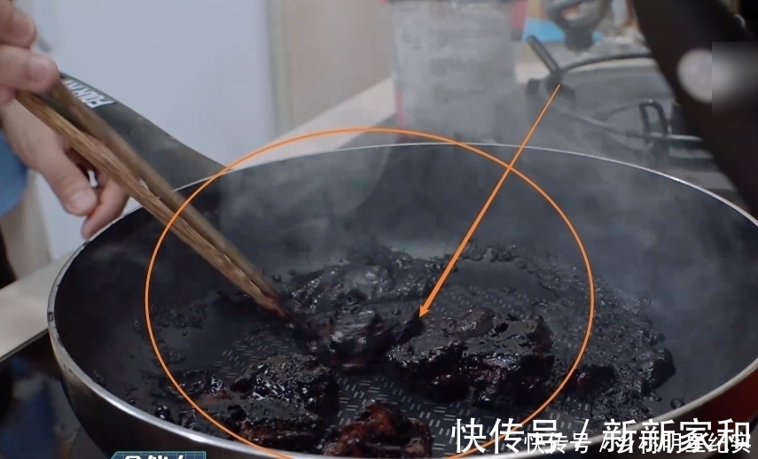 刘雨昕把排骨烧焦,范丞丞反应太真实,确定不进行一下表情管理?